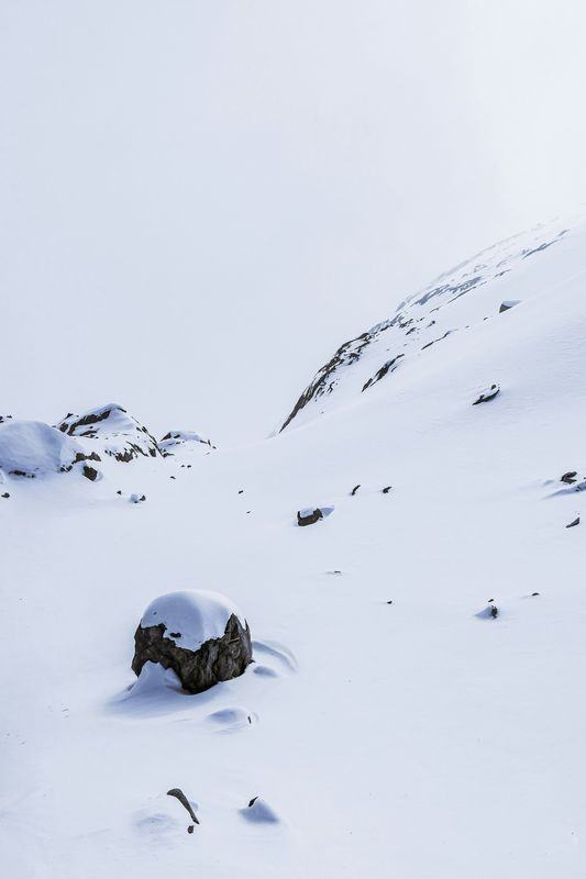 雪坡与露出的岩石