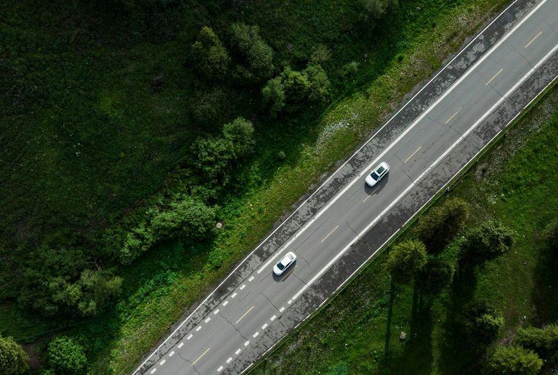 沿湖公路盘旋在山间